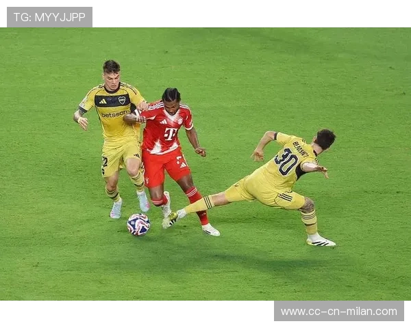 拜仁凯恩任意球爆射重现巨星气场，赛场瞬间点燃激情！