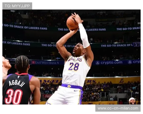 八村塁关键篮板二次进攻，湖人内线稳固再创新高